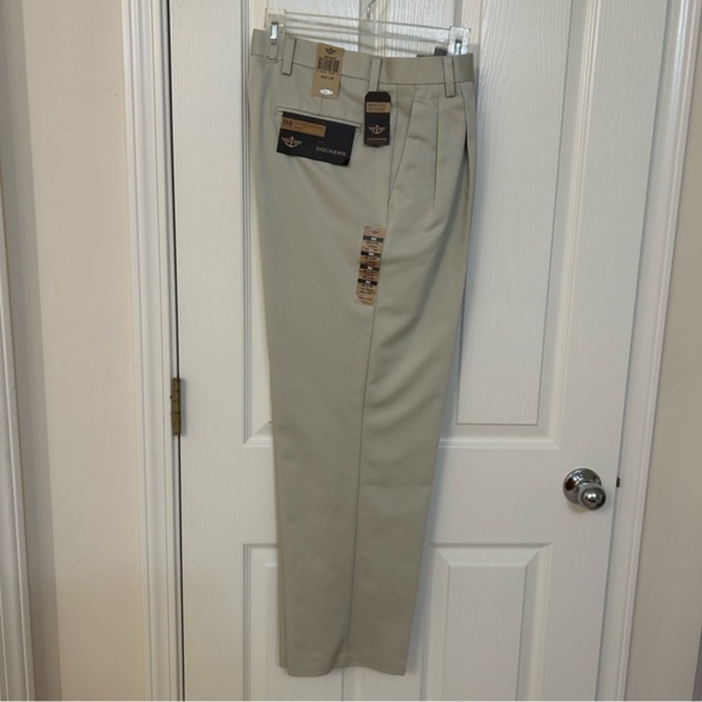 Dockers 100% Cotton Never-Iron Wrinkle-Free Essential Khaki in Stone Size 32*30